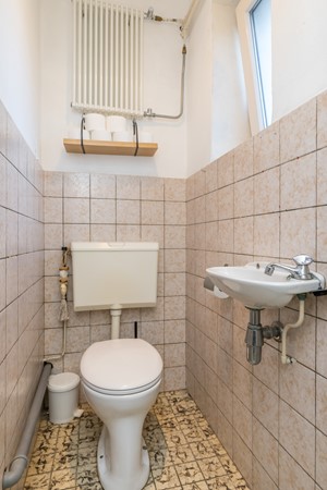 Foto - Verkocht onder voorbehoud: Instapklare gemoderniseerde hoekwoning uit 1920 met 4 slaapkamers, aanbouw met leef keuken en bijkeuken, eigen oprit (2 auto's) en een onderhoudsvriendelijke tuin gelegen op het Zuiden.